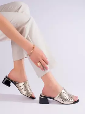 Dámske zlaté dierované sandále na nízkom podpätku